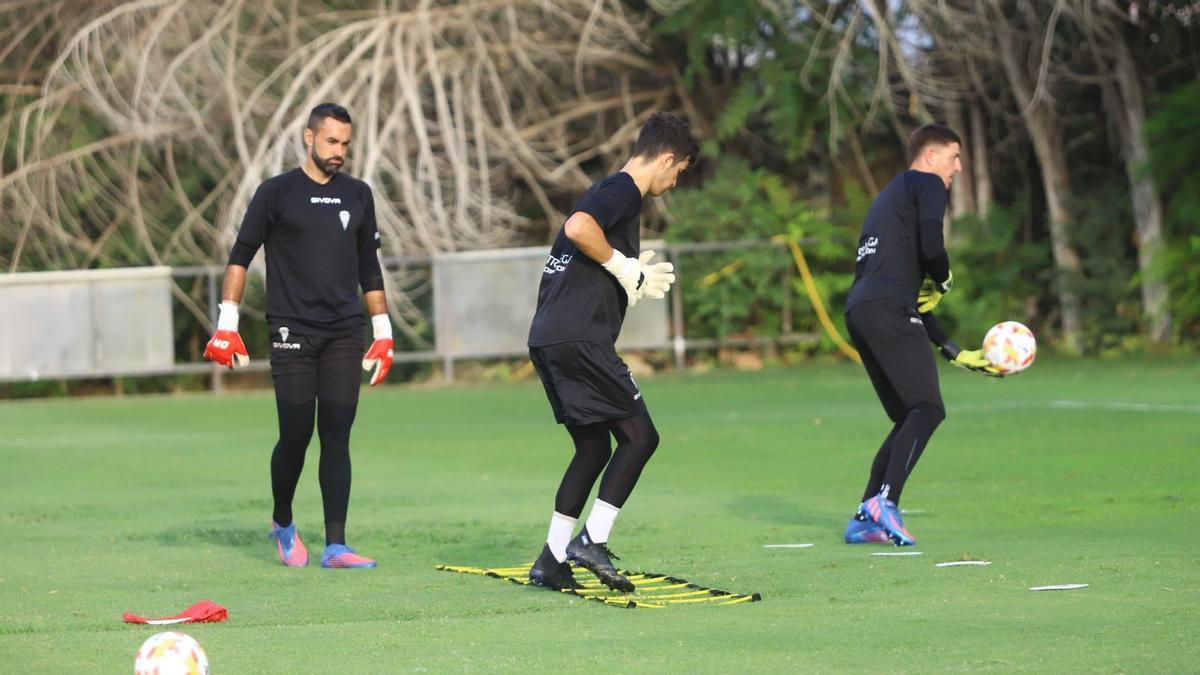Felipe Ramos, Pablo Picón y Carlos Marín, calentando durante una sesión en la Ciudad Deportiva.