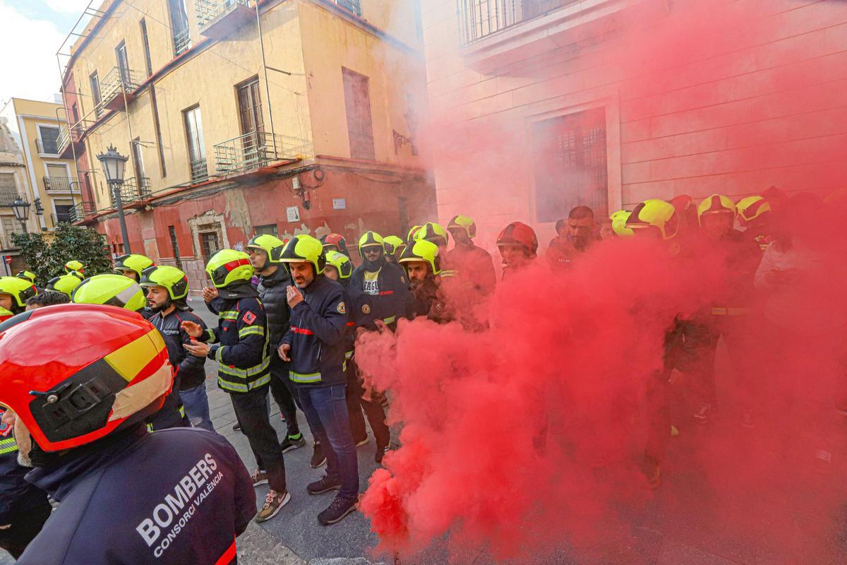 Protesta de los bomberos ante el pleno del Consell contra la Unidad ...