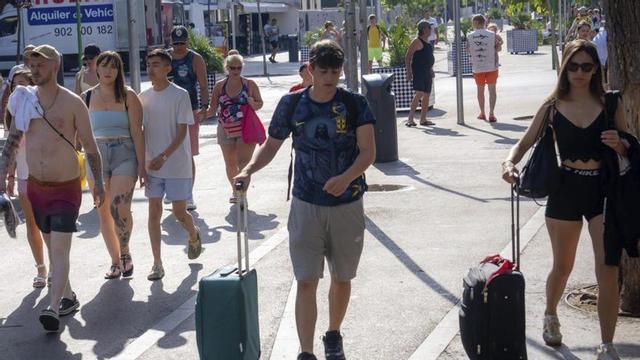 Diversos turistes en un carrer de Salou. | MANU MITRU