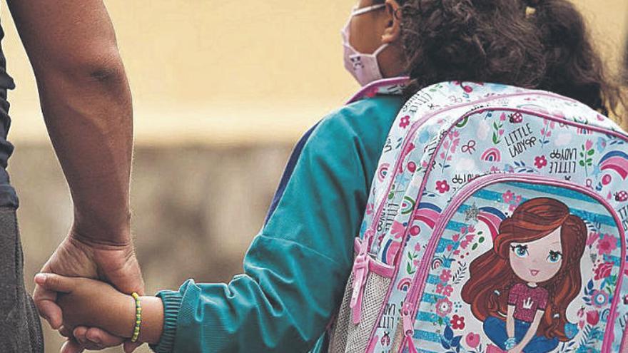 Una niña entra en su colegio de Tenerife.