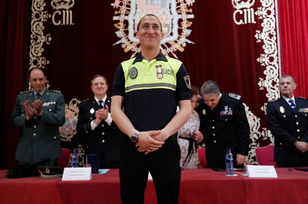 Entrega de condecoraciones a mandos de policías locales