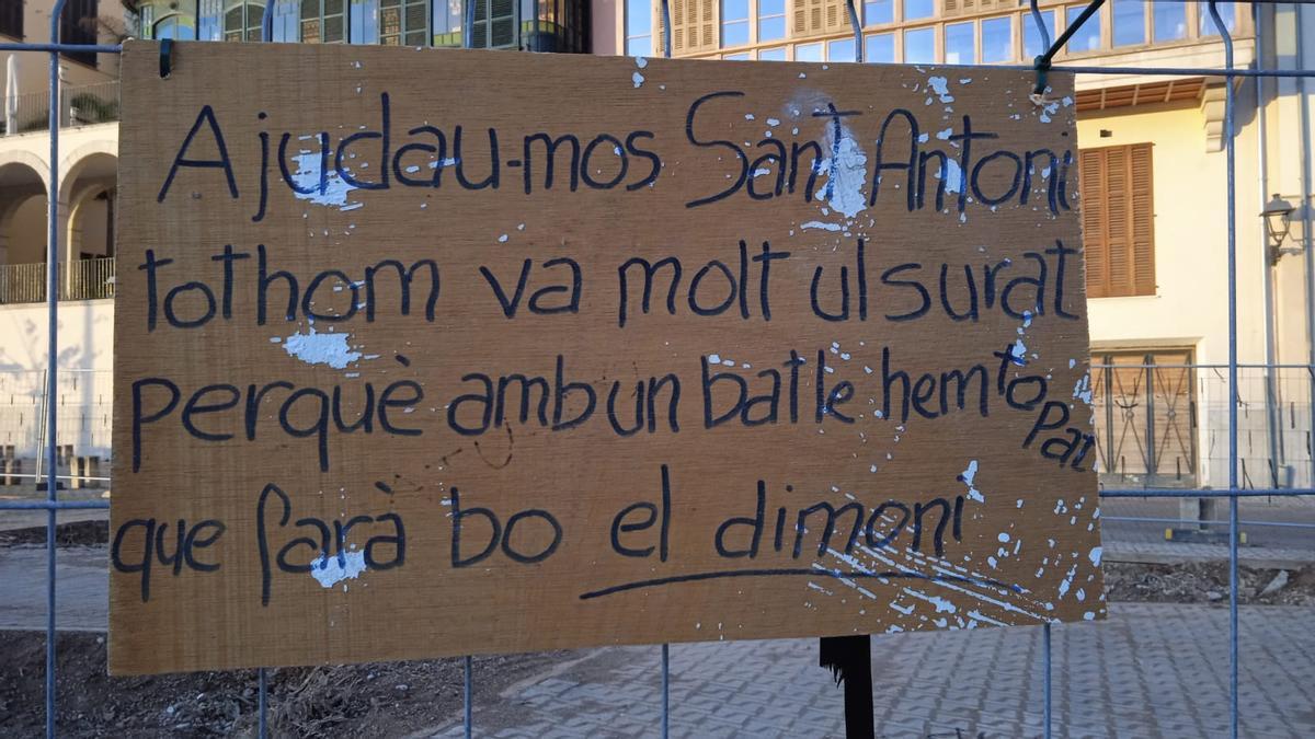 Un cartel pide ayuda a Sant Antoni.