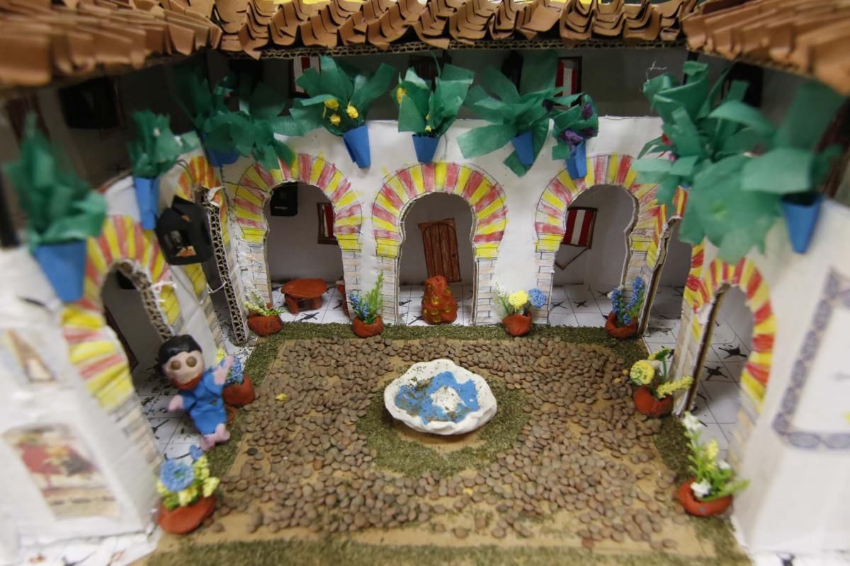 Muestra de escolares sobre patios en miniatura