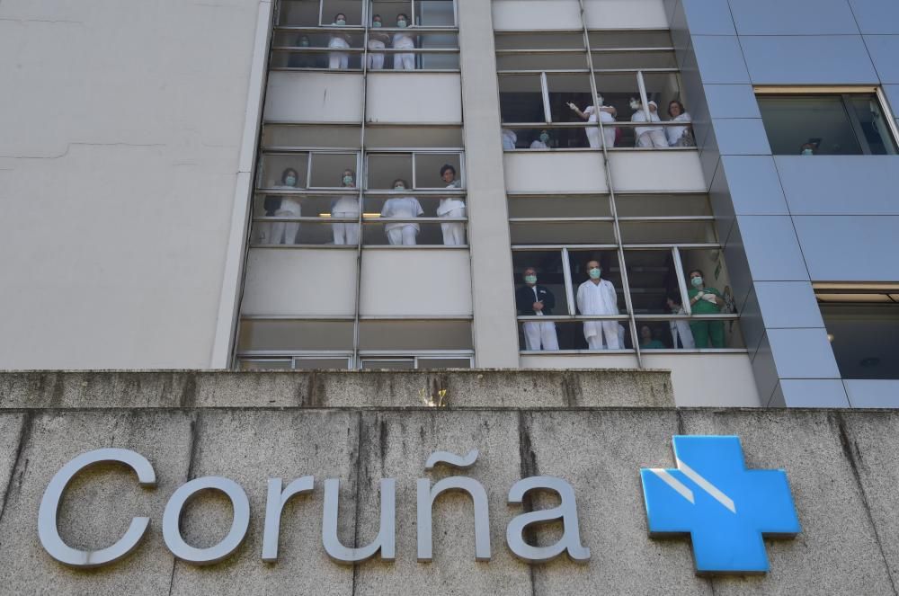 Aplauso de las fuerzas de seguridad al personal del Hospital de A Coruña