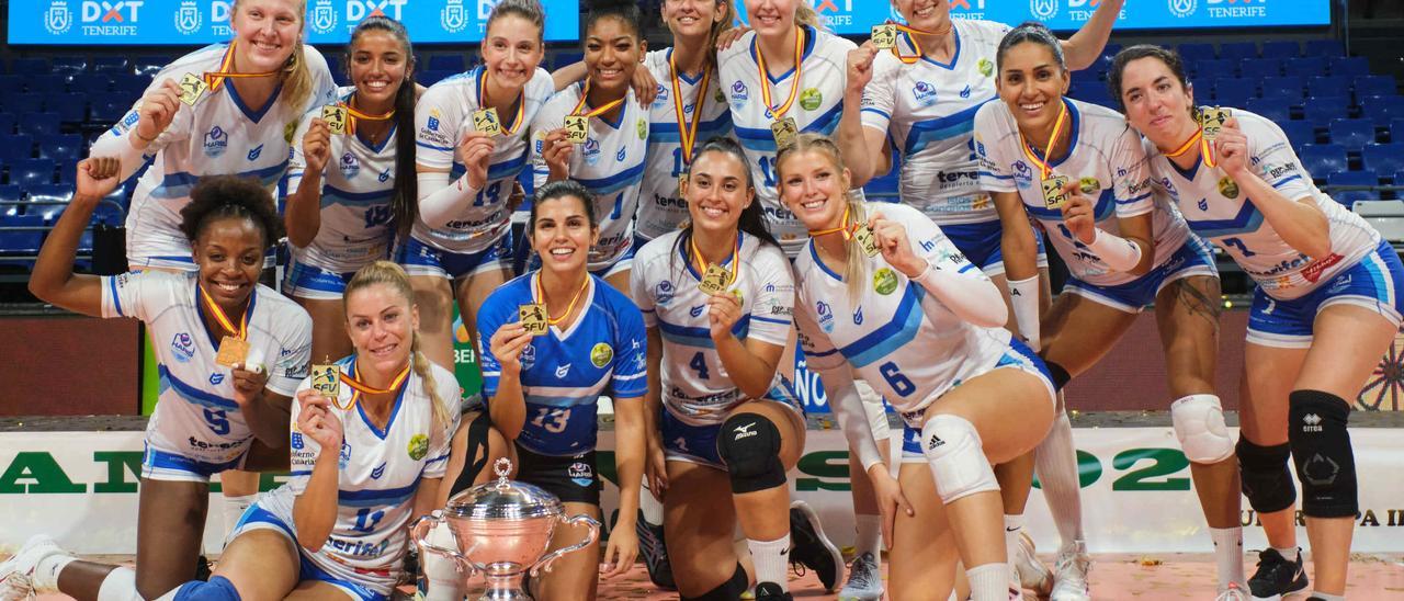 Las jugadoras del CVHaris celebraron en la cancha la consecución del segundo trofeo de la Supercopa tras una espera de seis años.