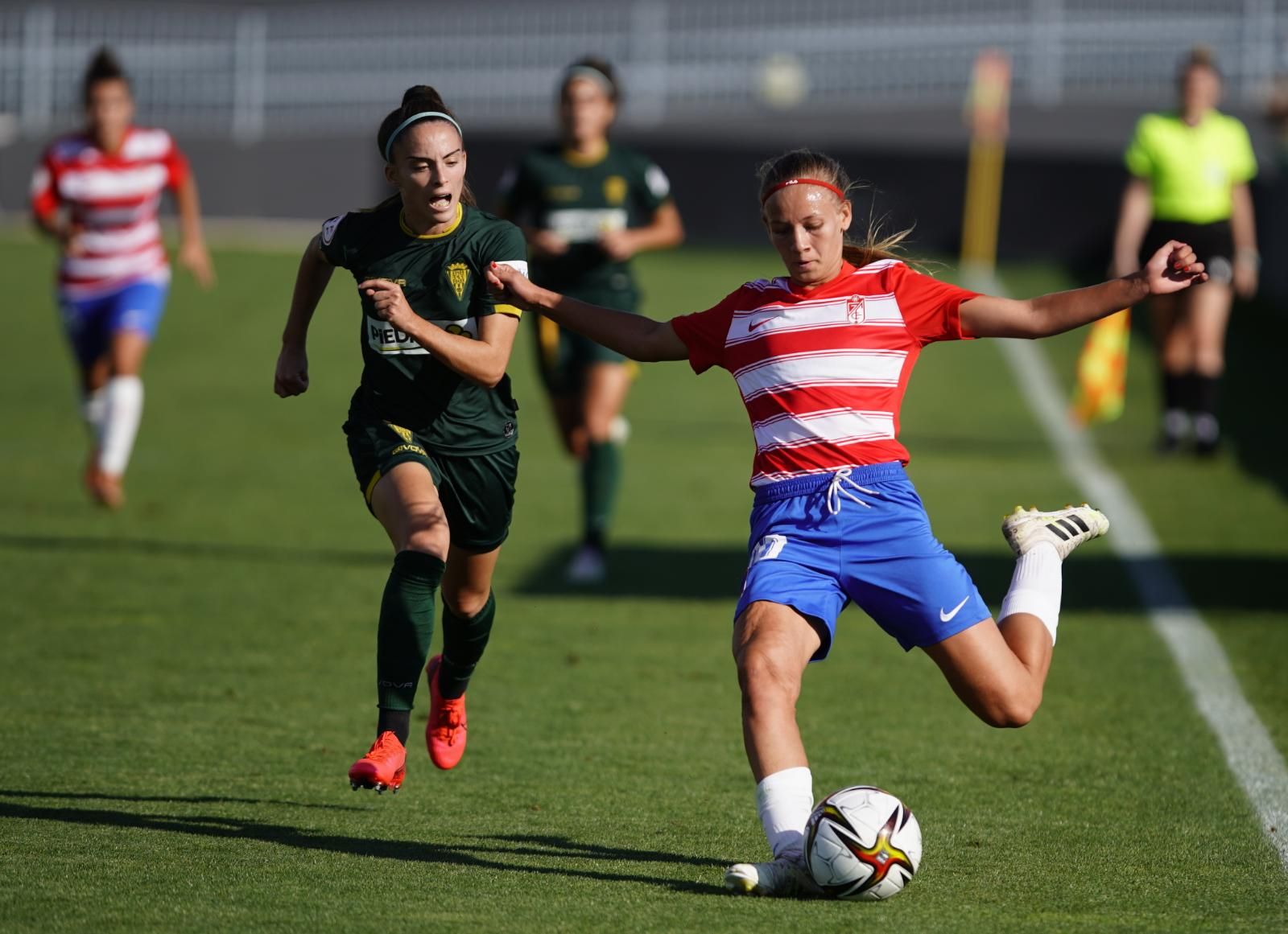 Clau Blanco persigue a una rival en el Granada-Córdoba Femenino de la Liga Reto Iberdrola.