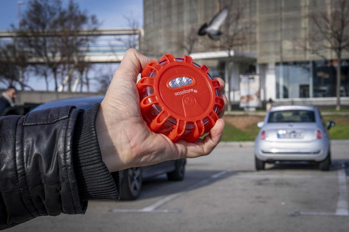 Primer día de aplicación de la nueva medida de llevar baliza V16 obligatoria en el coche