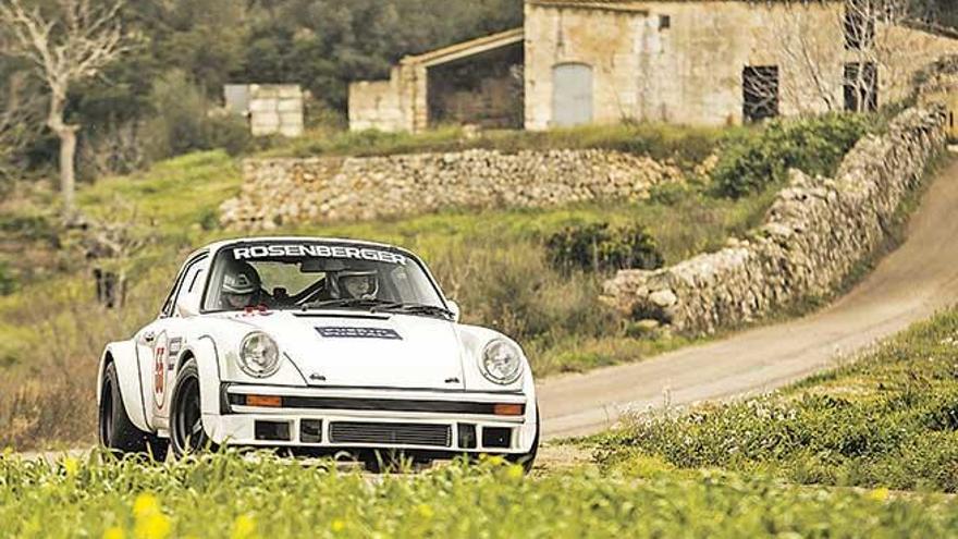 El líder Rosenberger, ayer a los mandos de su Porsche 911 de 1981.