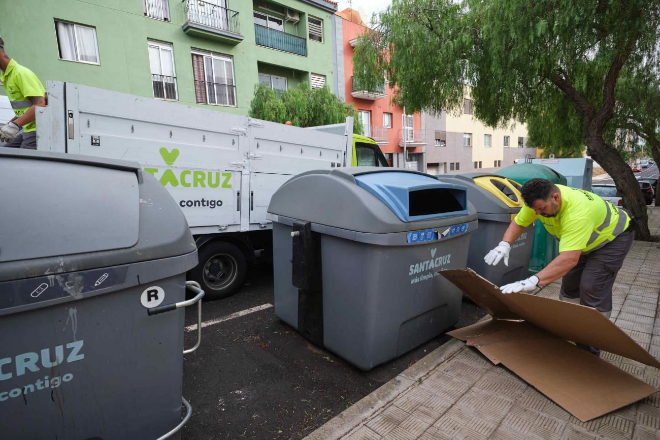 Recogida de enseres en Santa Cruz en el inicio de la campaña '5 días, 5 distritos'