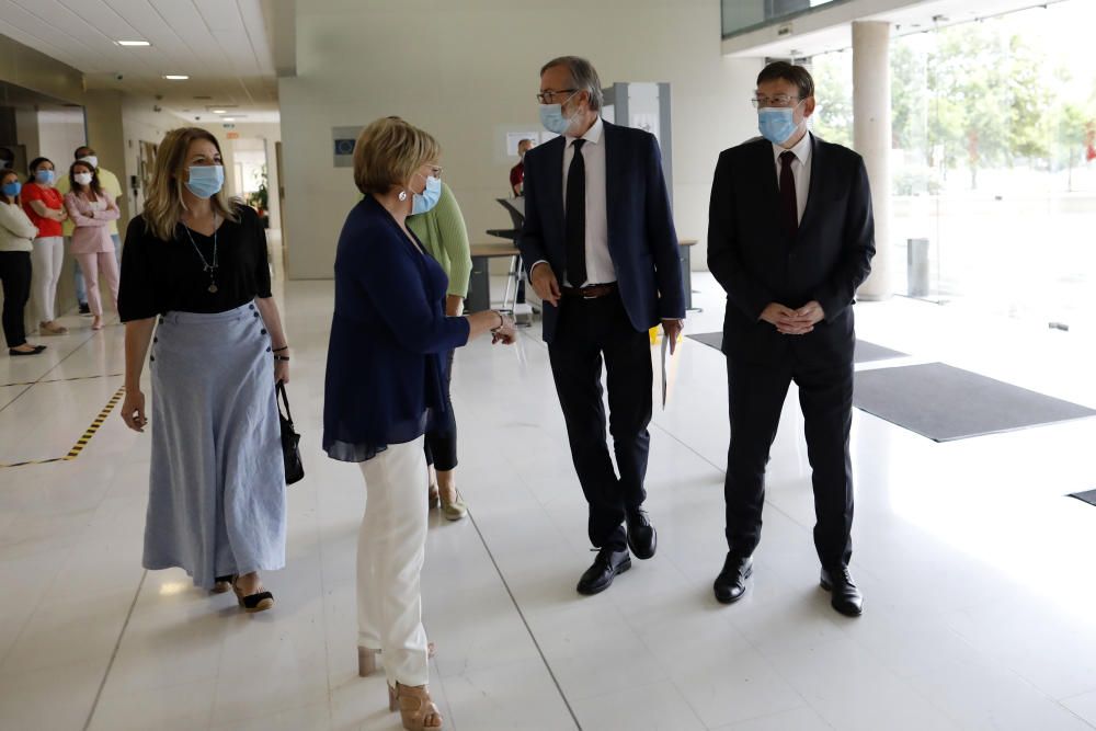 Visita de Ximo Puig y Ana Barceló a las instalaciones de Fisabio, donde se desarrolla un test rápido del coronavirus que costará sólo 1 euro.