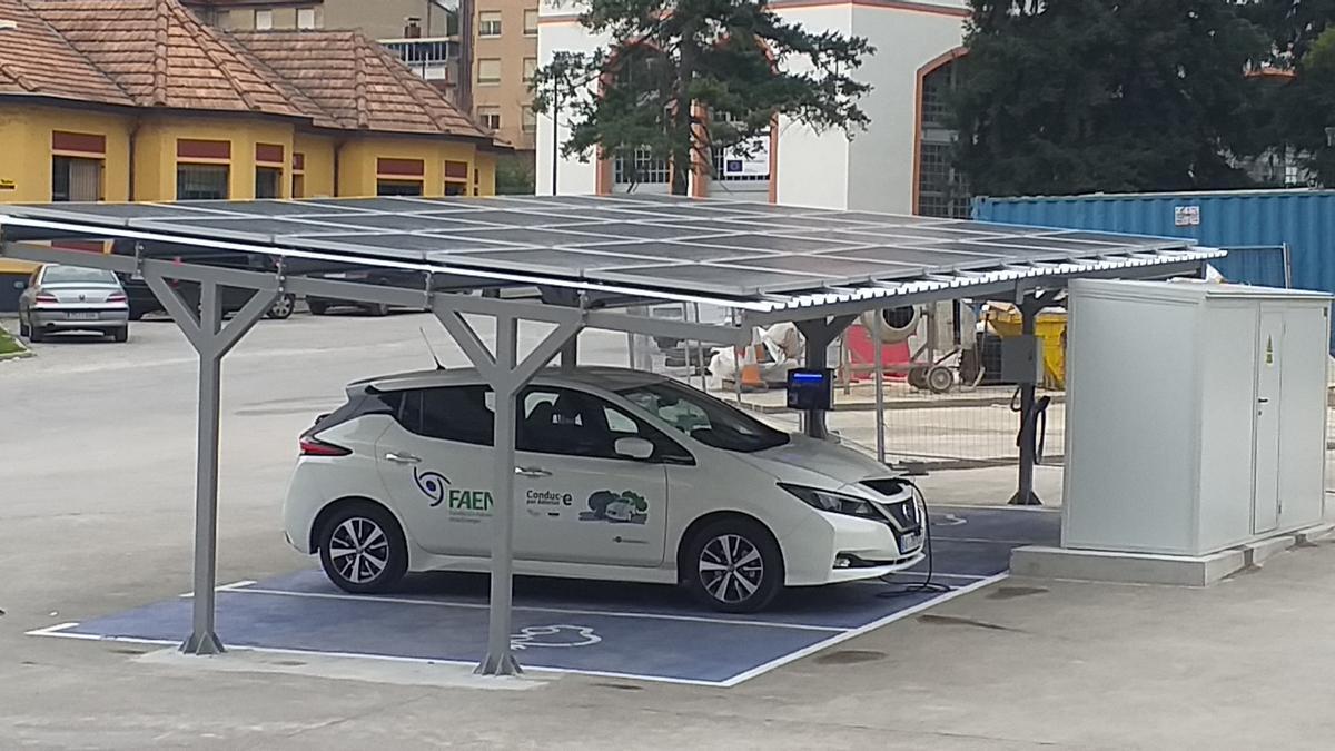 Vehículo eléctrico y punto de recarga FAEN.