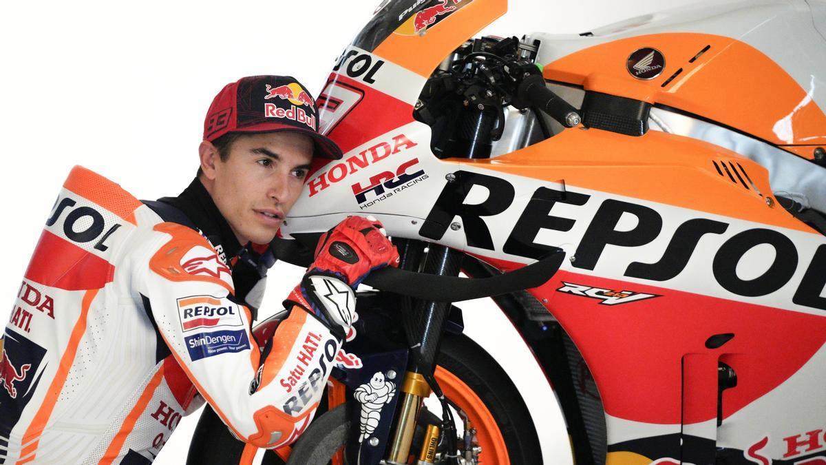 Márc Márquez acaricia su Honda en Catar