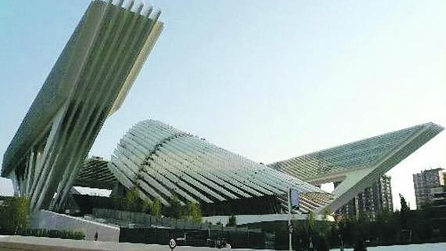 En el centro, el Burj Dubai, diseñado por Adrian D. Smith. Debajo de estas líneas, el Palacio de Congresos de Santiago Calatrava en Oviedo.