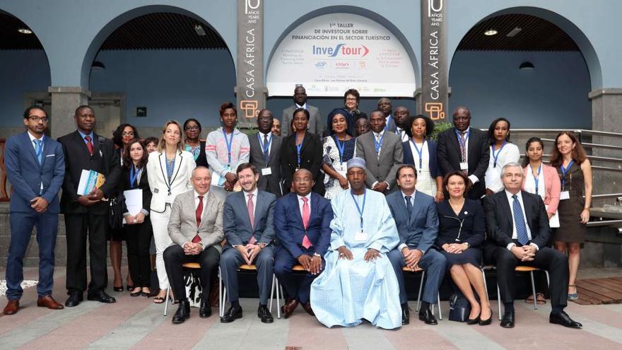 Representantes de trece países africanos antes del comienzo de la jornada en Casa África.