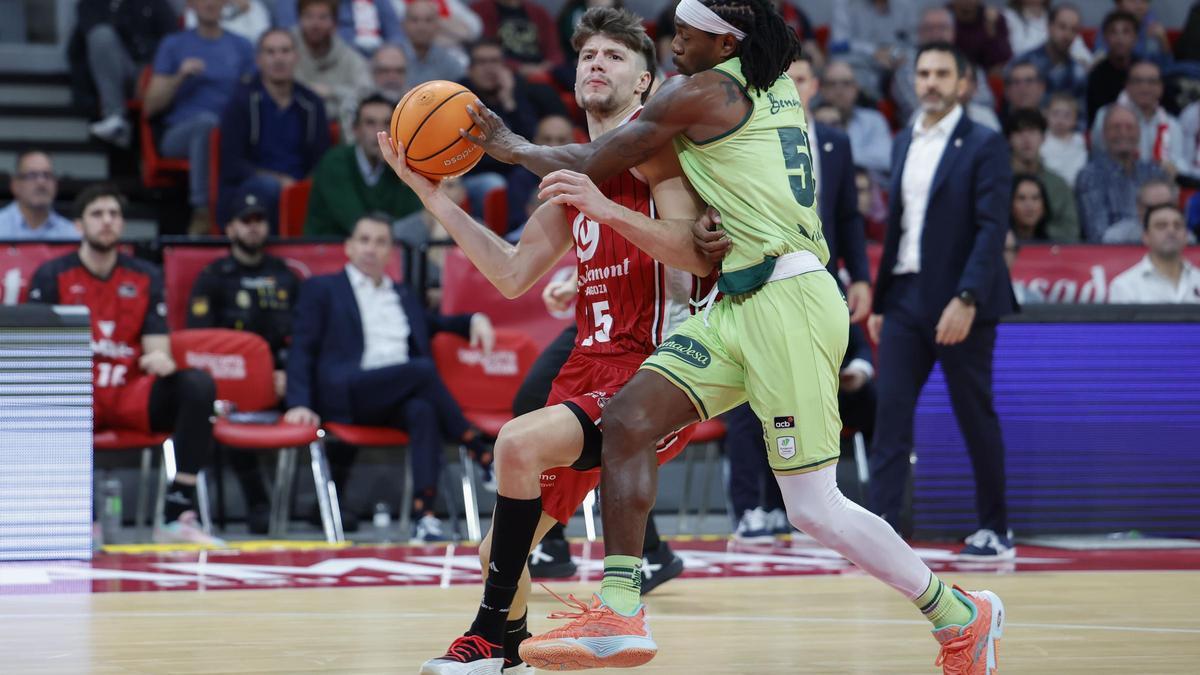 Joaquín, ante la defensa de Perry