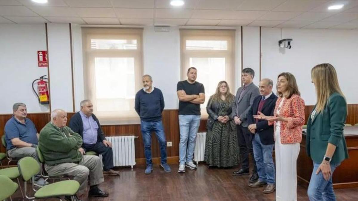 La conselleira Ángeles Vázquez, segunda derecha, con el alcalde de Rois, tercero, en 2025 anunciando la inversión en Sorribas