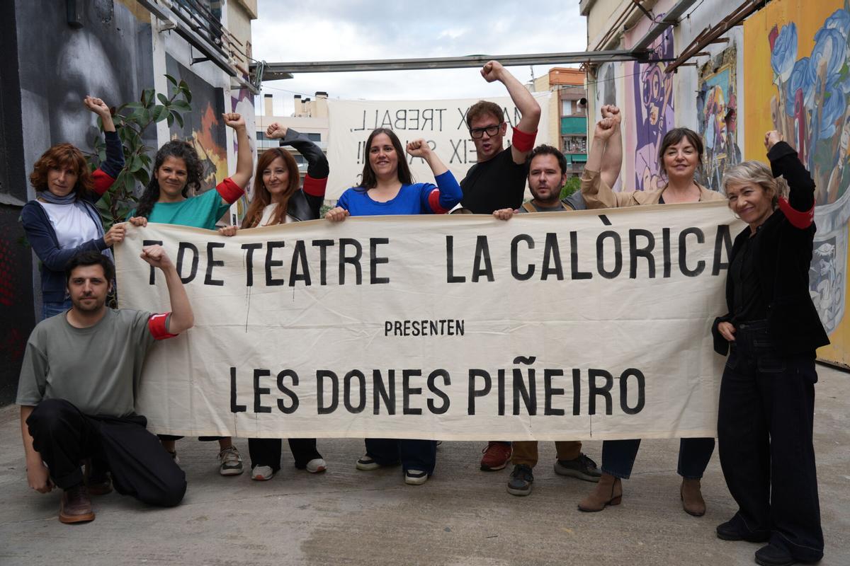 Fotografia de família amb el repartiment de ‘Les dones Piñeiro’ de T de Teatre i La Calòrica