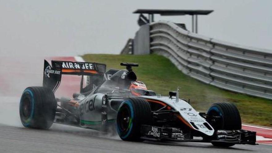 El alemán Hulkenberg (Force India) rodando ayer bajo la lluvia.