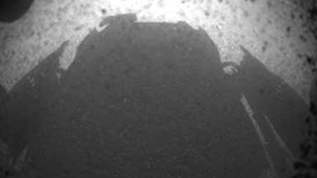 La sombra del Curiosity sobre la superficie de Marte, una de las primeras imágenes que ha enviado el robot, este lunes.