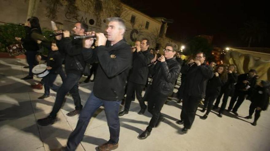 Música a ritmo de dolçaines i tabals en San Antón