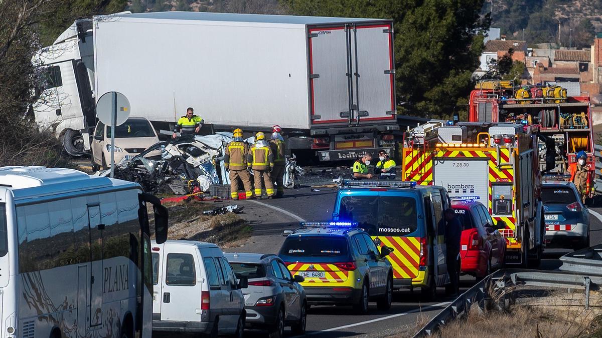 Mor el conductor d’un turisme en un xoc frontal amb un camió a Flix