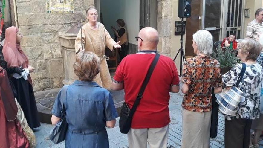 Visita teatralitzada al Pou de la Gallina, al carrer Sobrerroca, ahir