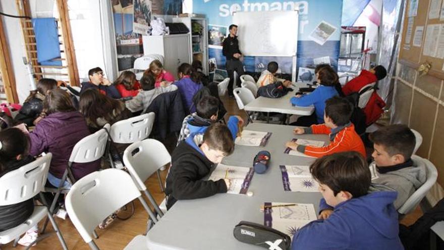 Los escolares, durante una de las clases teóricas en el Club Náutico de Sant Antoni.