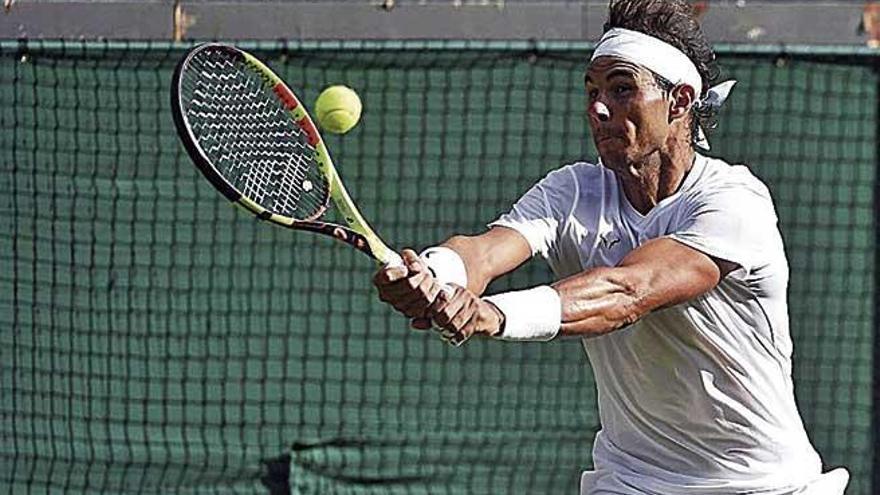 Nadal golpea de revÃ©s en su partido de estreno en Wimbledon ante Sugita.