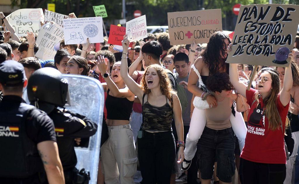 Todas las imágenes de la protesta por la Ebau y las cargas policiales junto a la Consejería de Educación