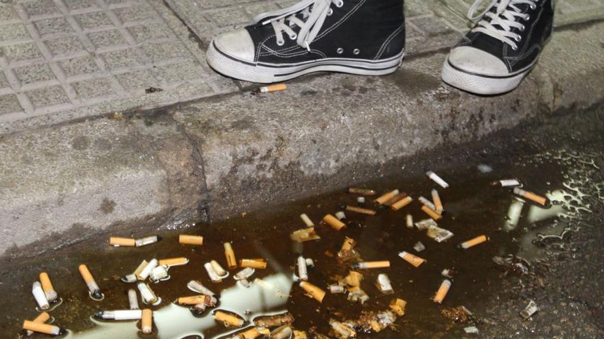 Colillas de cigarrillos en una calle de Eivissa. | DI