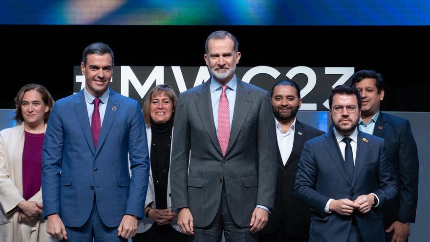 La alcaldesa de Barcelona, Ada Colau (1i); el presidente del Gobierno, Pedro Sánchez (2i); la presidenta de la Diputación de Barcelona, Núria Marín (3i); el Rey Felipe VI (c), y el presidente de la Generalitat, Pere Aragonès (1d), posan durante la inaugur