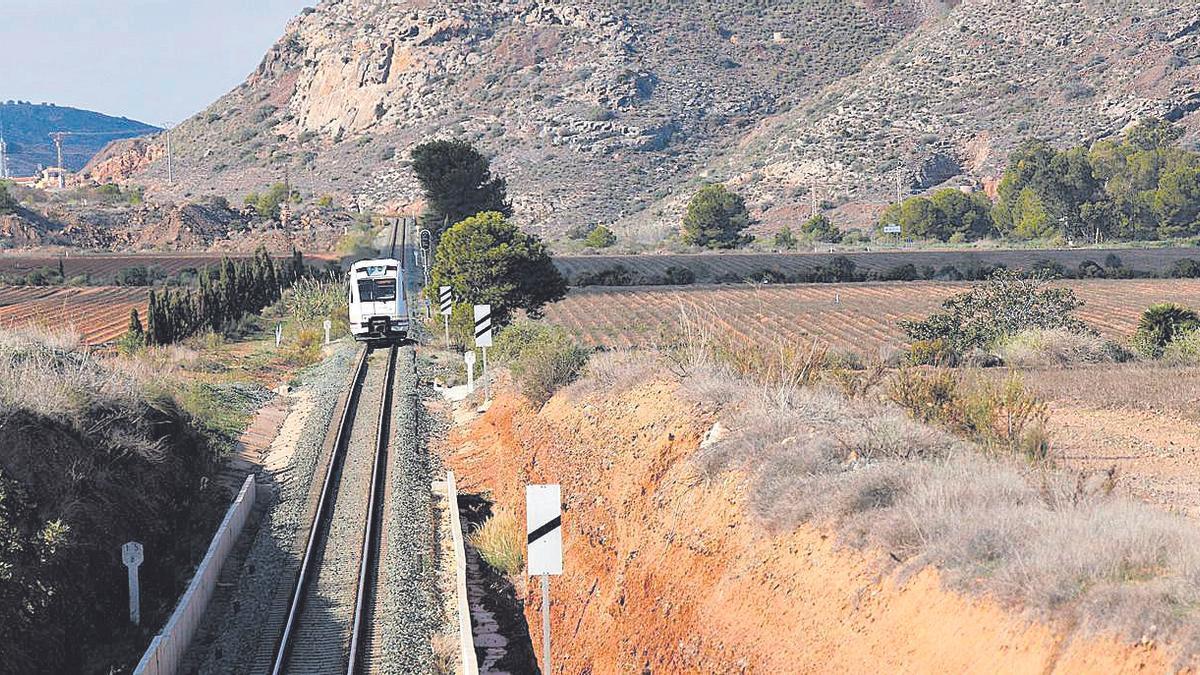 Diversos ferits en la col·lisió d’un tren de passatgers contra una grua a Cartagena