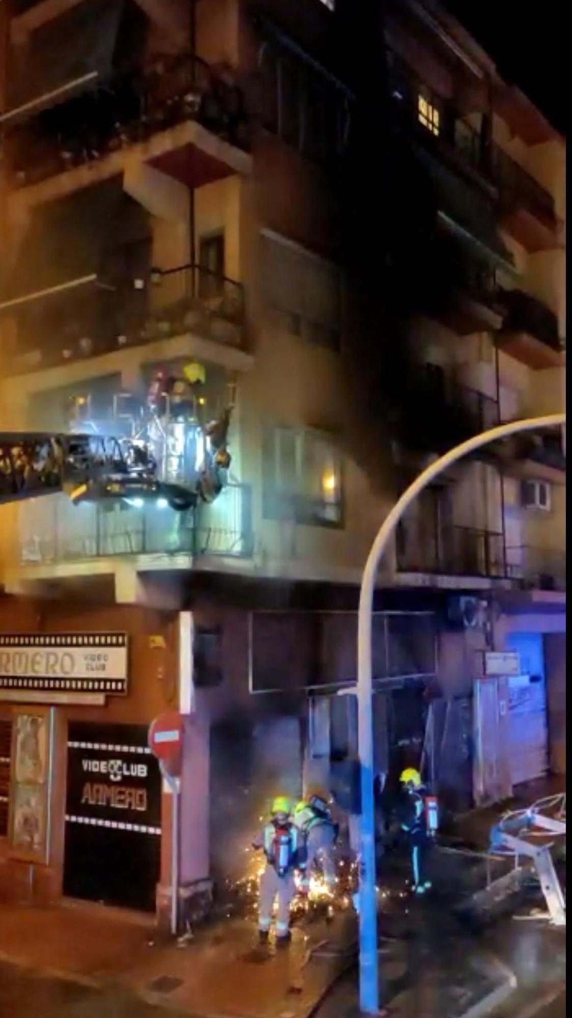 Bomberos en el lugar del incendio en Alicante.