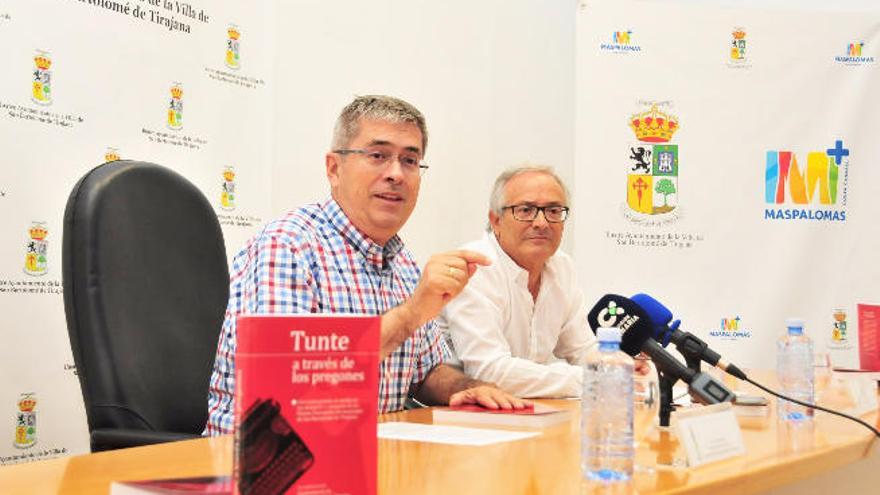 Marco Aurelio Pérez (i), junto a Juan Francisco Naranjo ayer en la presentación del libro &#039;Tunte a través de los pregones&#039;.