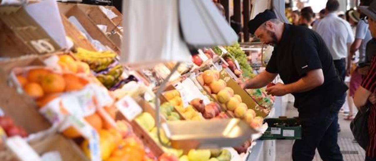 Tendero en una frutería en València.