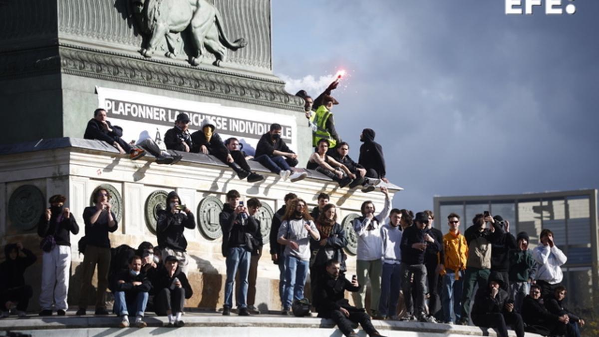 Miles de personas toman a las calles de París para protestar contra la reforma de la pensión.