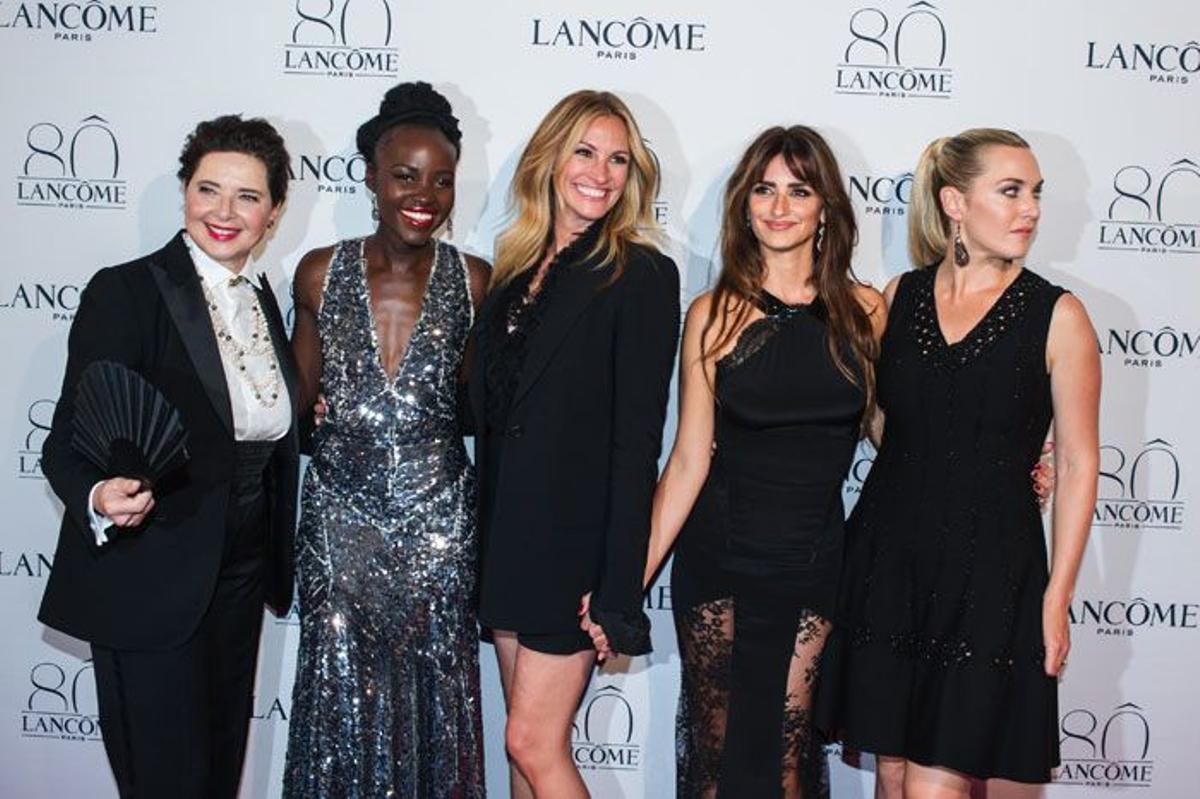 Isabella Rossellini, Lupita Wyong'o, Julia Roberts y Penélope Cruz en el 80 aniversario de Lancôme en París