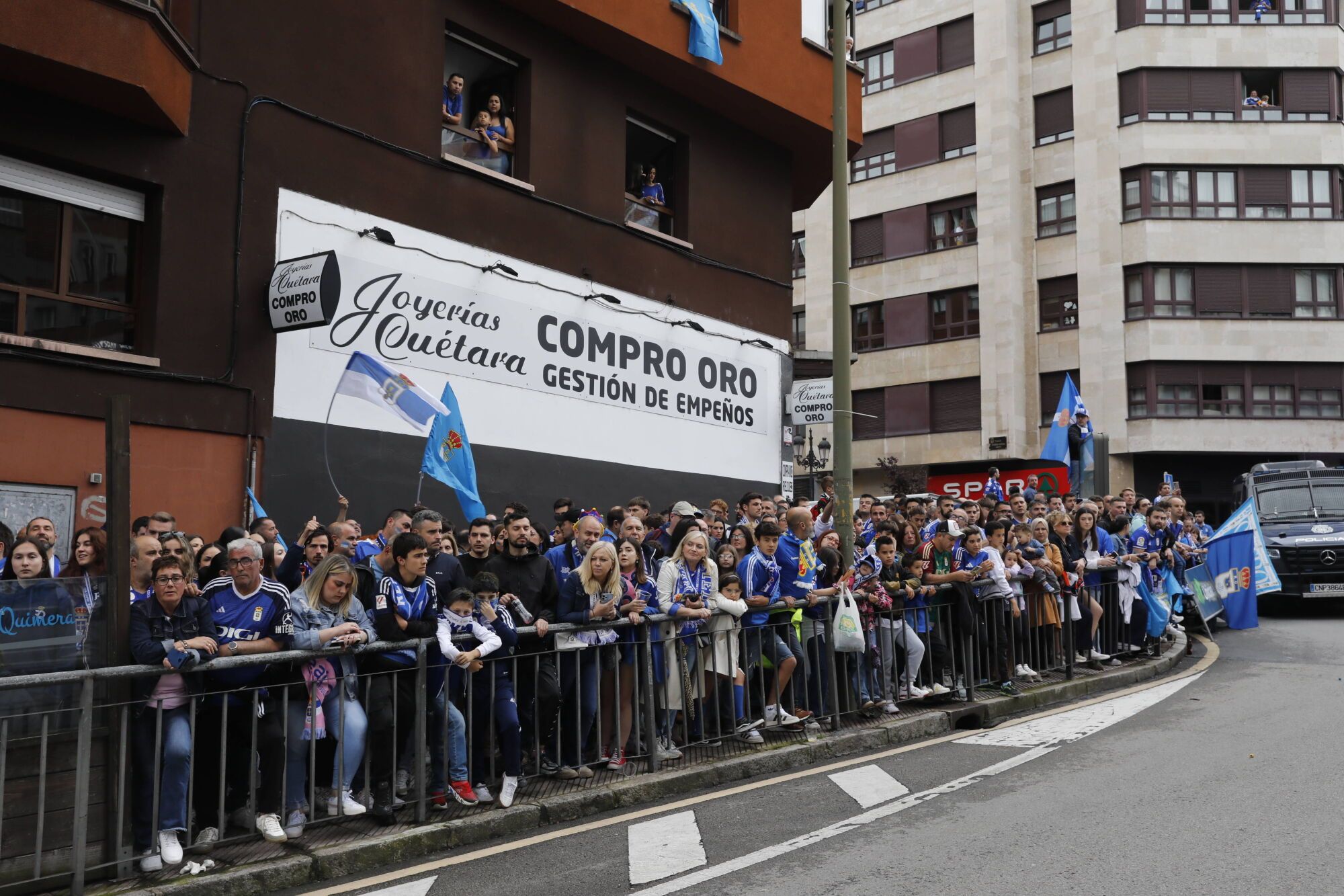 Así fue el recibimiento de la afición al Real Oviedo y toda la previa del último partido de la temporada