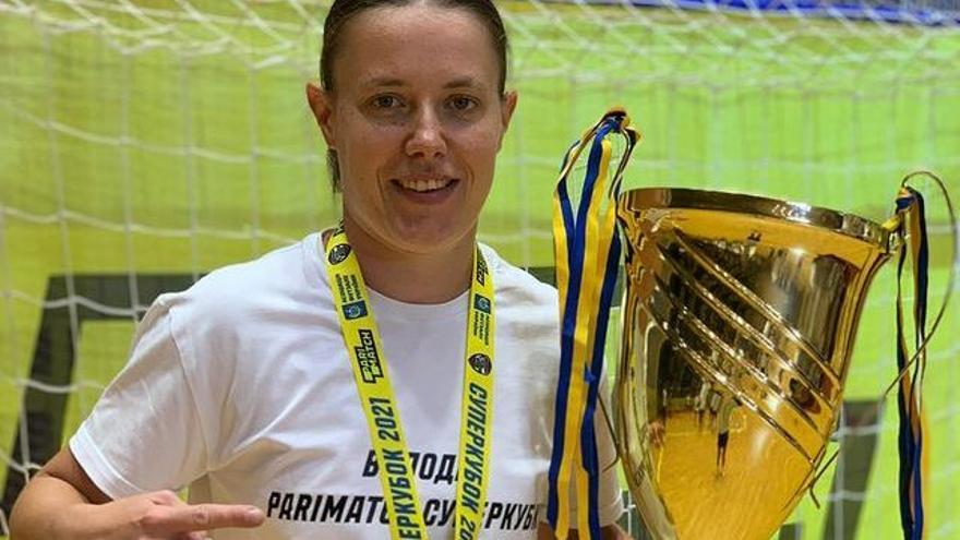 La portera Natalia Mytrofanska, con un trofeo conquistado con la selección de Ucrania.