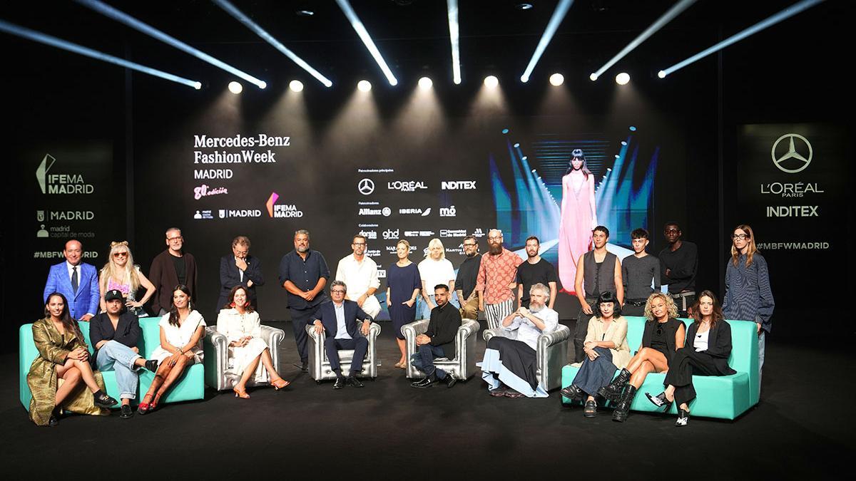 De izquierda a derecha fila superior, Félix Ramiro, María Lafuente, Alfonso Pérez de Angel Schlesser, Roberto Verino, Nacho Aguayo y Álex Miralles de Pedro del Hierro, Ana Rodríguez -directora de MBFWMadrid-, Xavi García y Franx de Cristal de Acromatyx, Tristán Ramírez de Agatha Ruiz de la Prada, JCPajares, Arturo de la Rosa, Karlo Módenes, Jack y Devins de XVStrange y Marta Maté de Santamarta. De izquierda a derecha fila inferior, Paloma Suárez, Álvaro Calafat, Odette Álvarez, Arancha Priede - directora general de Negocio Ferial y Congresos-, Daniel Martínez -Vicepresidente ejecutivo de IFEMA MADRID-, Michael Costello, Sergio de Lázaro de Berhanyer, Fely Campo, Dolores Nicolás y Blanca de la Cierva de De la Cierva y Nicolás.