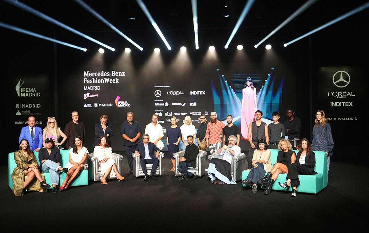 De izquierda a derecha fila superior, Félix Ramiro, María Lafuente, Alfonso Pérez de Angel Schlesser, Roberto Verino, Nacho Aguayo y Álex Miralles de Pedro del Hierro, Ana Rodríguez -directora de MBFWMadrid-, Xavi García y Franx de Cristal de Acromatyx, Tristán Ramírez de Agatha Ruiz de la Prada, JCPajares, Arturo de la Rosa, Karlo Módenes, Jack y Devins de XVStrange y Marta Maté de Santamarta. De izquierda a derecha fila inferior, Paloma Suárez, Álvaro Calafat, Odette Álvarez, Arancha Priede - directora general de Negocio Ferial y Congresos-, Daniel Martínez -Vicepresidente ejecutivo de IFEMA MADRID-, Michael Costello, Sergio de Lázaro de Berhanyer, Fely Campo, Dolores Nicolás y Blanca de la Cierva de De la Cierva y Nicolás.