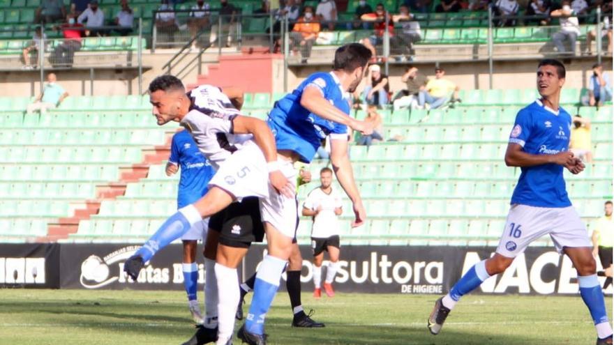 Una acción del partido jugado en el estadio Romano José Fouto.