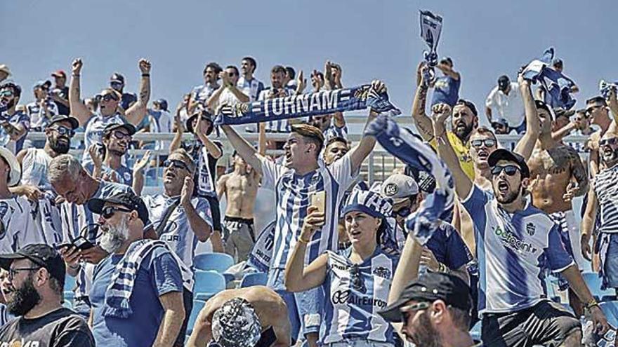 Los aficionados animaron sin parar durante todo el partido.