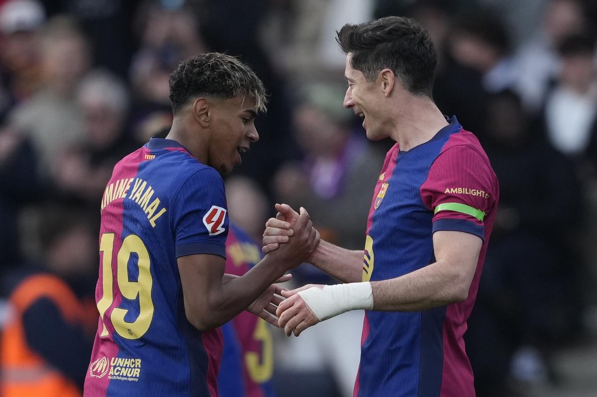 Lewandowski celebra un gol con Lamine