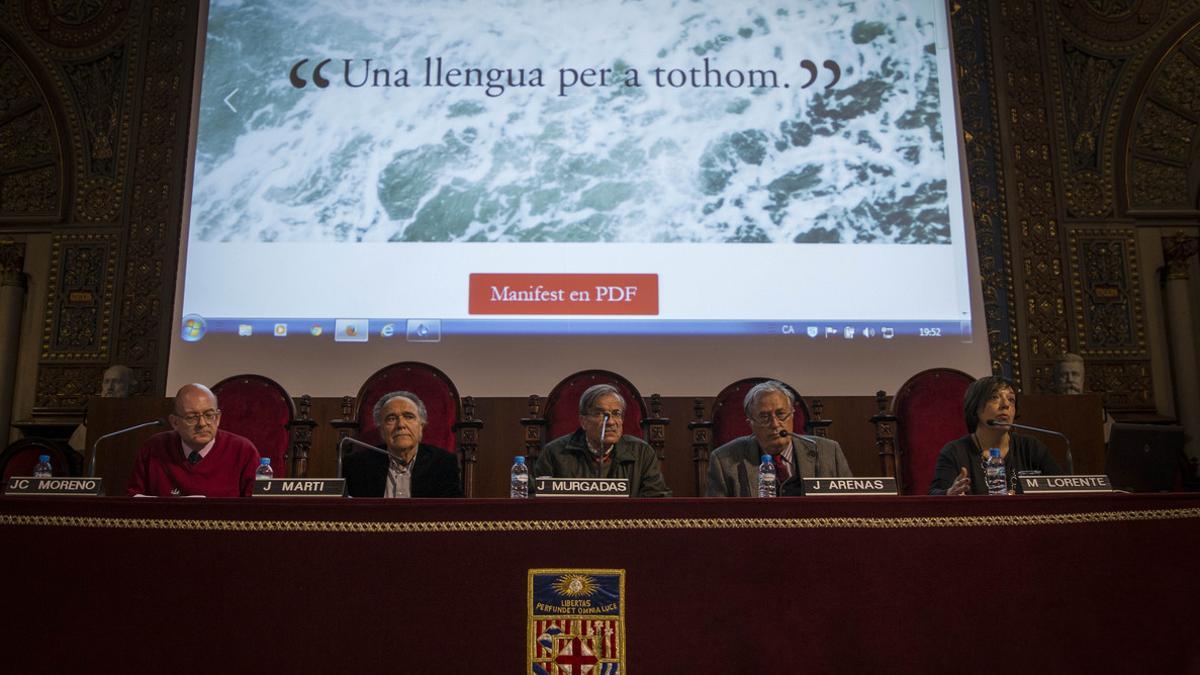 J. C. Moreno, J. Martí, J. Murgadas, J. Arenas y M. Lorente, en la presentación del manifiesto por el catalán como única lengua oficial.