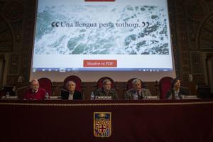 J. C. Moreno, J. Martí, J. Murgadas, J. Arenas y M. Lorente, en la presentación del manifiesto por el catalán como única lengua oficial.