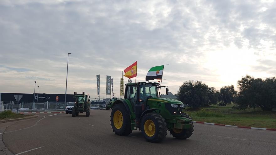 Tractores procedentes de Gévora, Talavera la Real y Villafranco del Guadiana se dirigen por la autopista hasta el centro comercial El Faro.