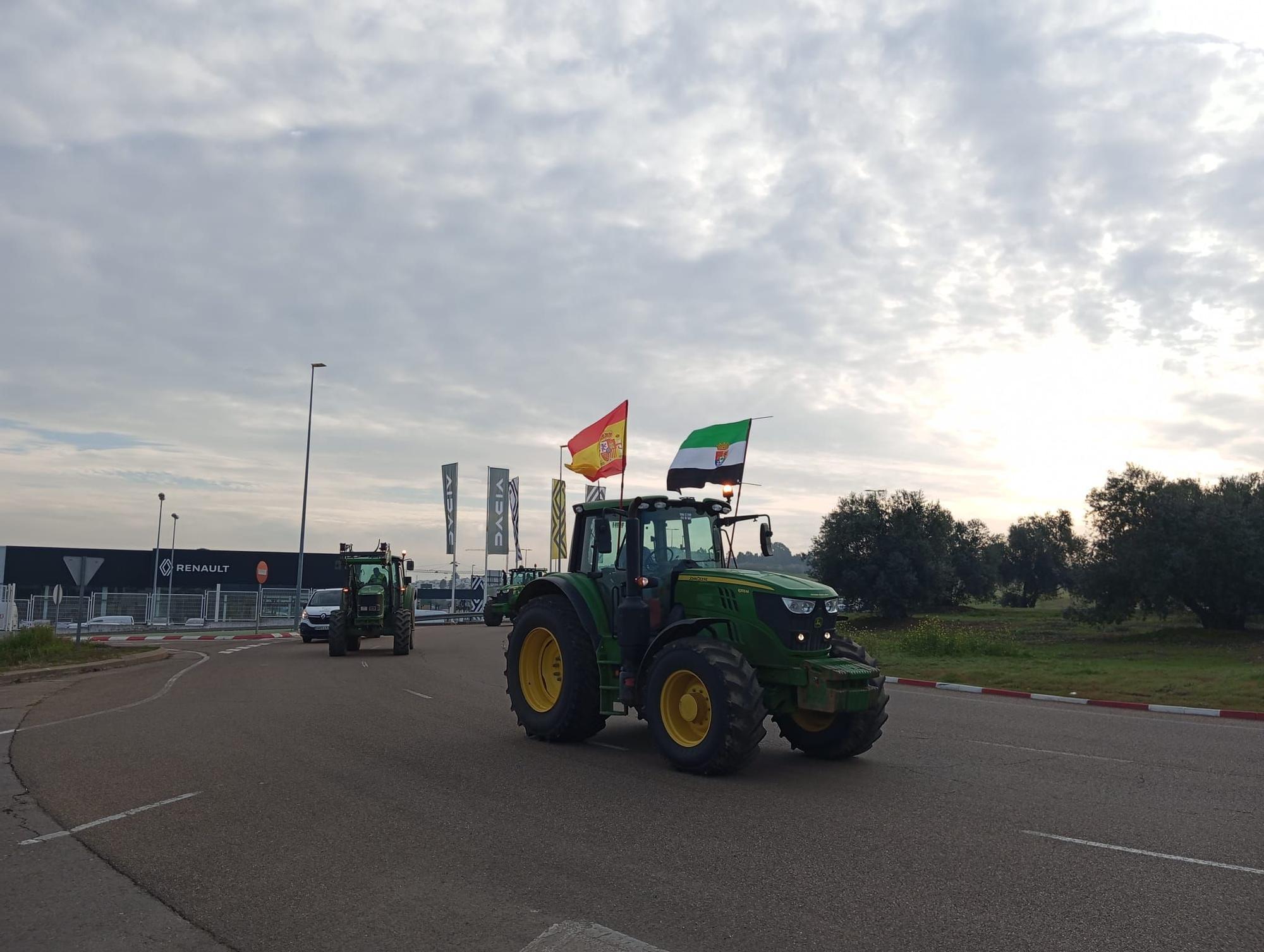 Tractores procedentes de Gévora, Talavera la Real y Villafranco del Guadiana se dirigen por la autopista hasta el centro comercial El Faro.