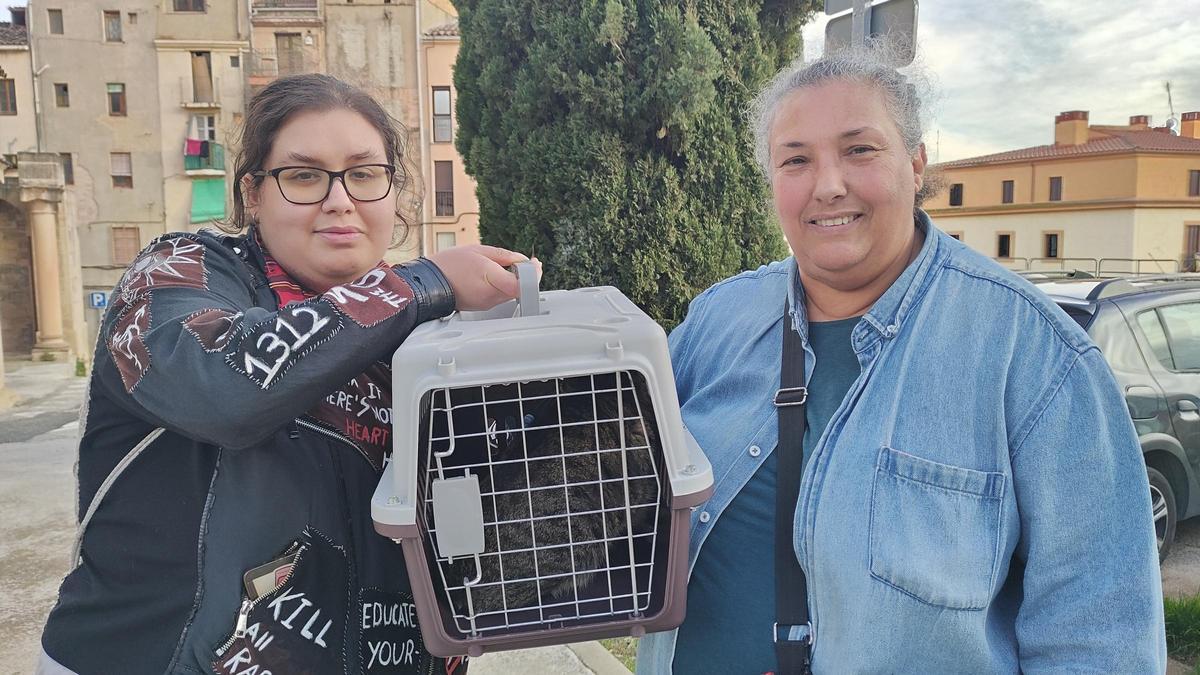 La Sophie i la Denise mostre orgulloses el transportí amb la gateta Annie, que finalment han pogut agafar