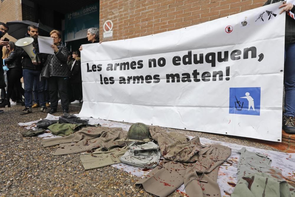 Protesta contra les Forces Armades a l''Expojove